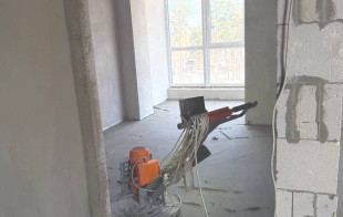 У квітні у будинку 1 стартували роботи з лазерної стяжки підлоги!